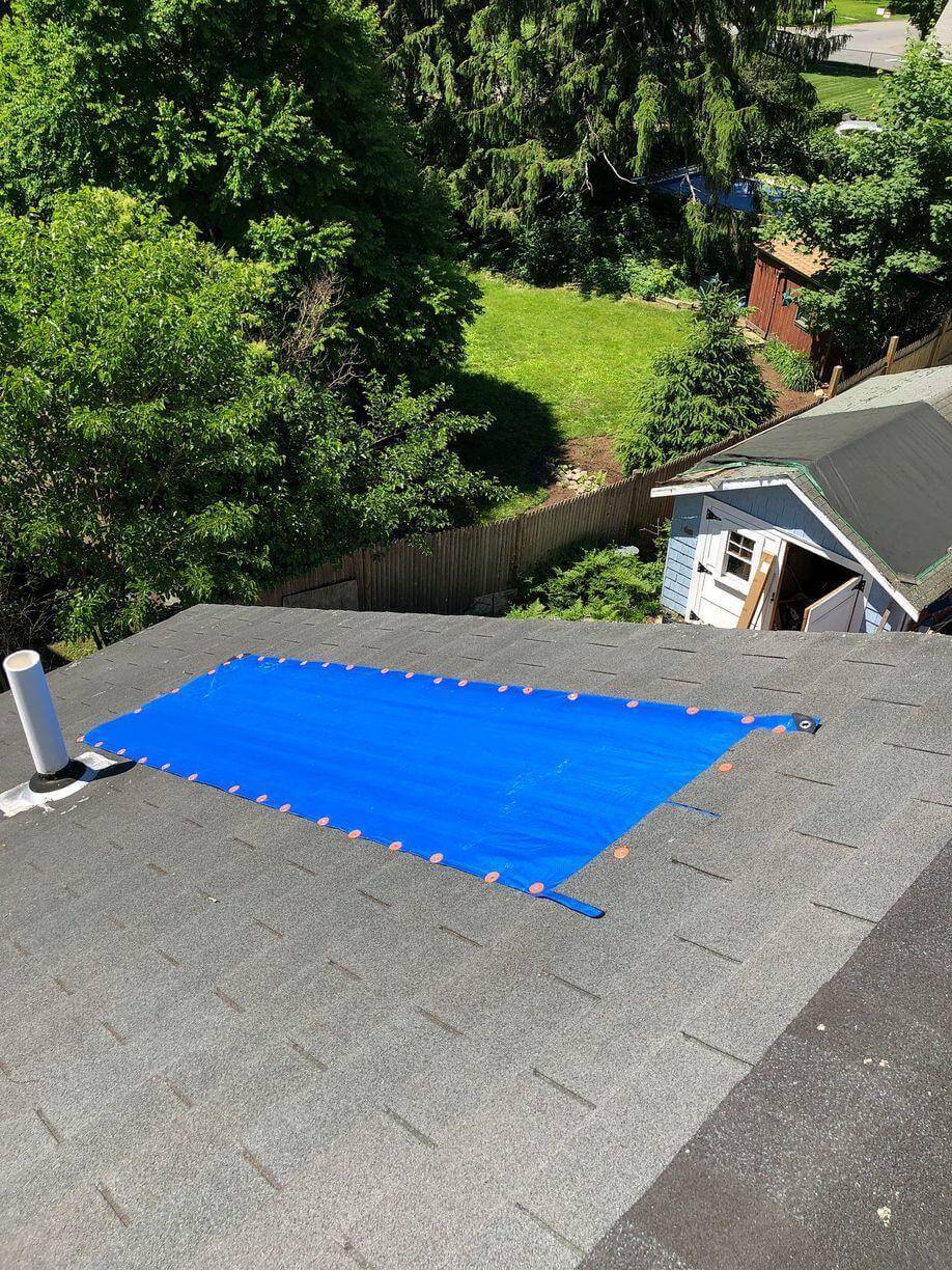 Polyethylene tarpaulin to protect goods